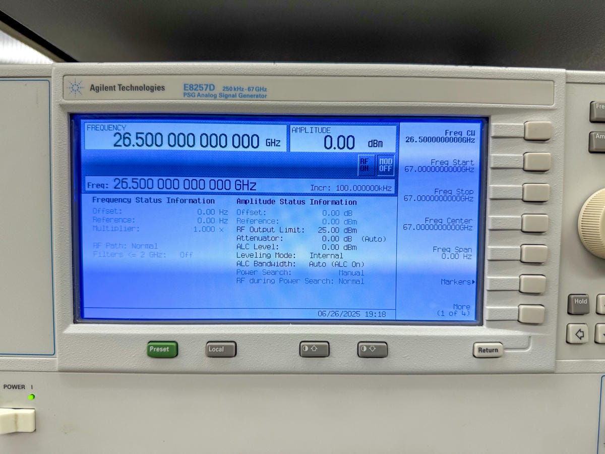 R327326.5GHz スペクトラムアナライザー