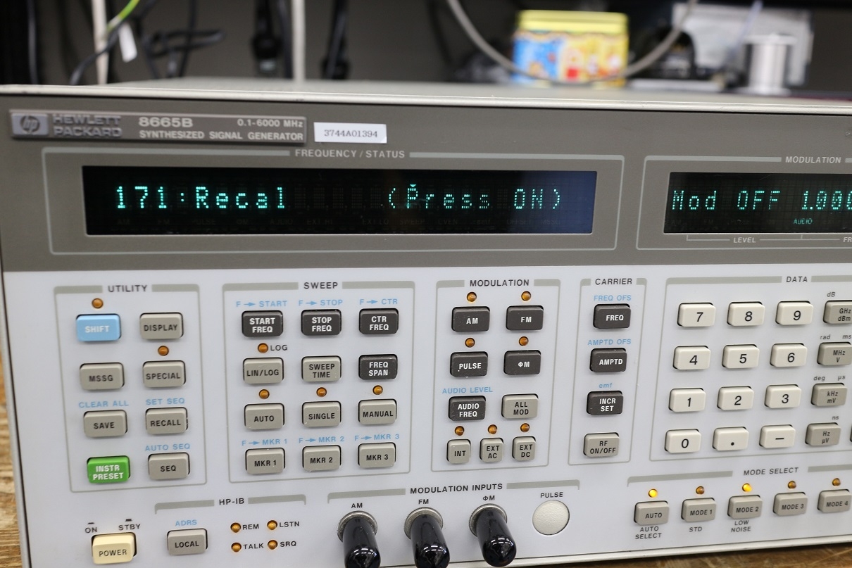 8665B /001/004100KHz -6GHz Signal Generator