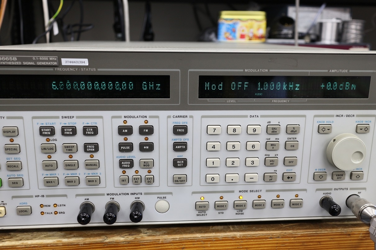 8665B /001/004100KHz -6GHz Signal Generator