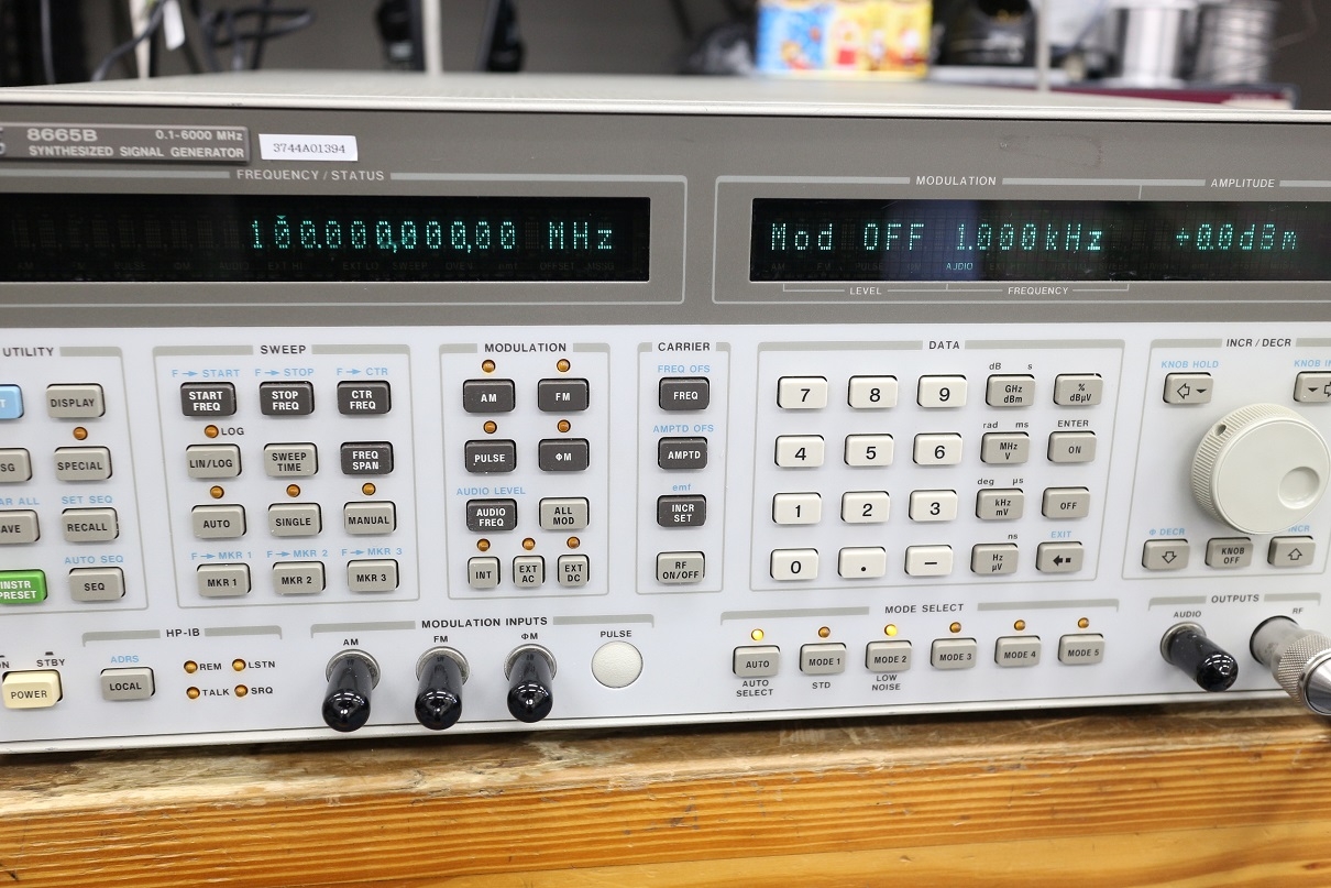 8665B /001/004100KHz -6GHz Signal Generator