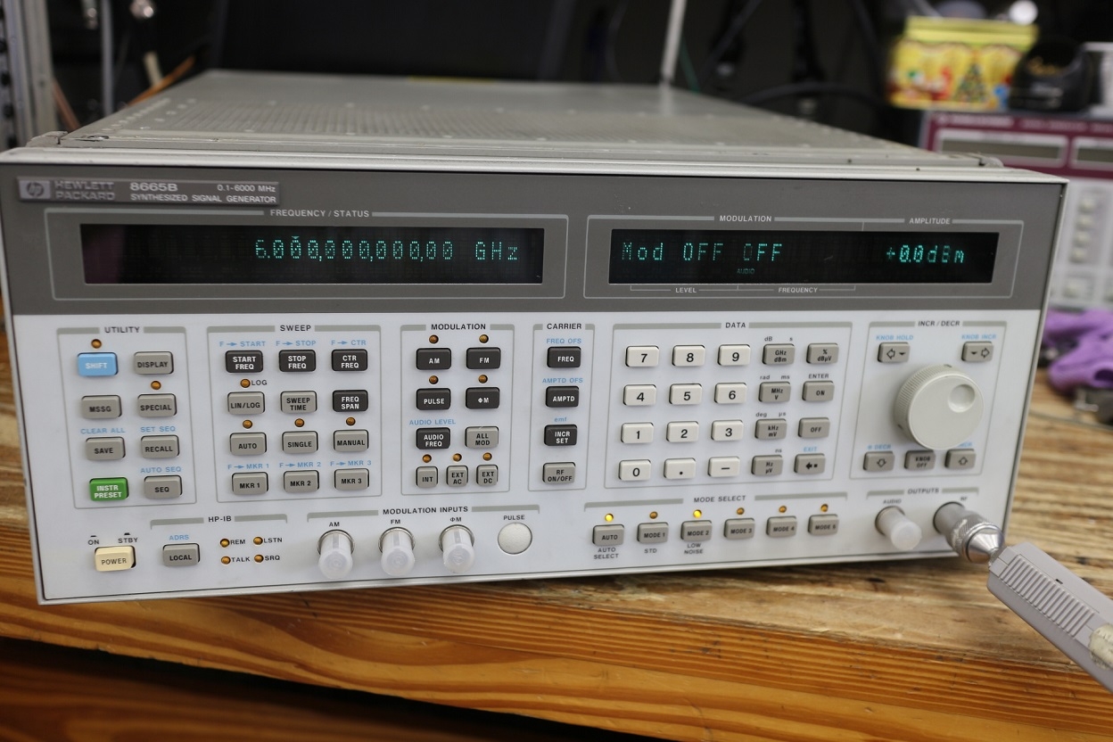 8665B 001/004/0106GHz Signal Generator