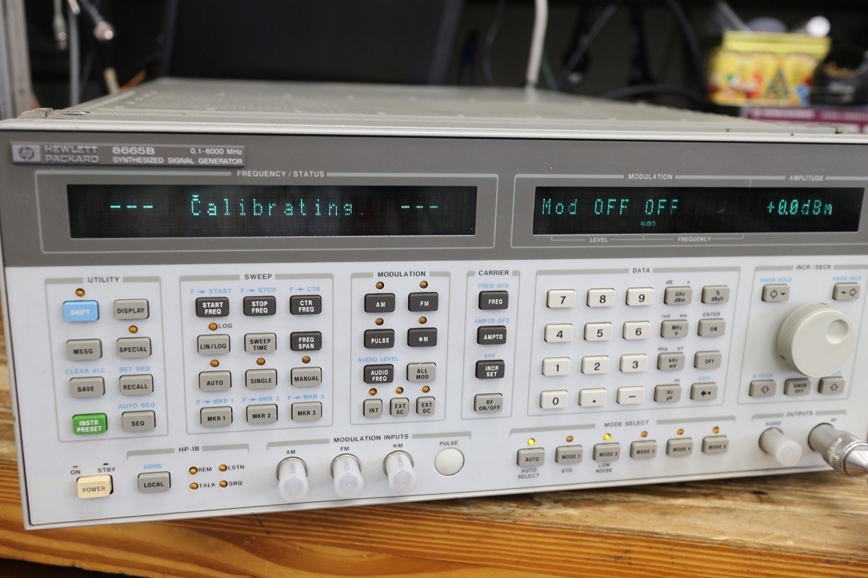 8665B 001/004/0106GHz Signal Generator